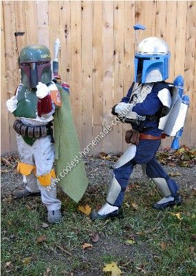 Homemade Boba and Jango Fett Couple Costume Idea: My sons are Star Wars fanatics! When they said they wanted to be Boba and Jango, I looked at the store-bought costumes and thought, Ugh! They look cheap Kirby Costume, Jango Fett Costume, Homemade Boba, Star Wars Costumes Diy, Disfraz Star Wars, Boba Fett Costume, Making Movies, Jango Fett, Homemade Costume