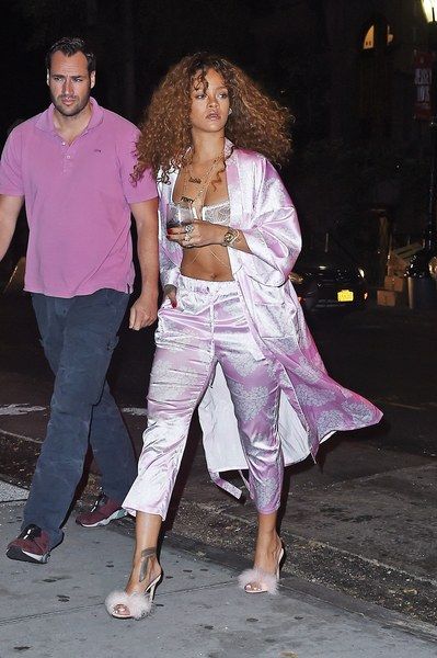 Nighttime Outfits, Rihanna Show, Rihanna News, Rihanna Outfits, Pj Party, Bar Outfit, Rihanna Style, Sheer Bra, Chrissy Teigen