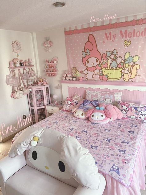 Kawaii Sanrio Bedroom, Hello Kitty Room Ideas Bedrooms, Cuartos Cute, Sanrio Bedroom Ideas, My Melody Bedroom, Kawaii Bedroom Ideas, Hello Kitty Bedroom Decor, Sanrio Bedroom, Cutecore Room