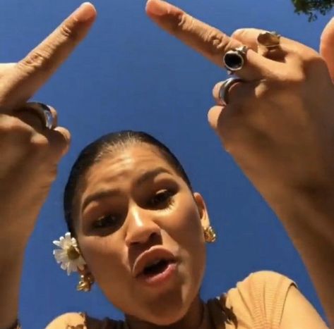 Middle Fingers, Zendaya Style, Reaction Face, Zendaya Coleman, Mood Humor, Funny Profile Pictures, Funny Reaction Pictures, Funny Videos Clean, Doja Cat