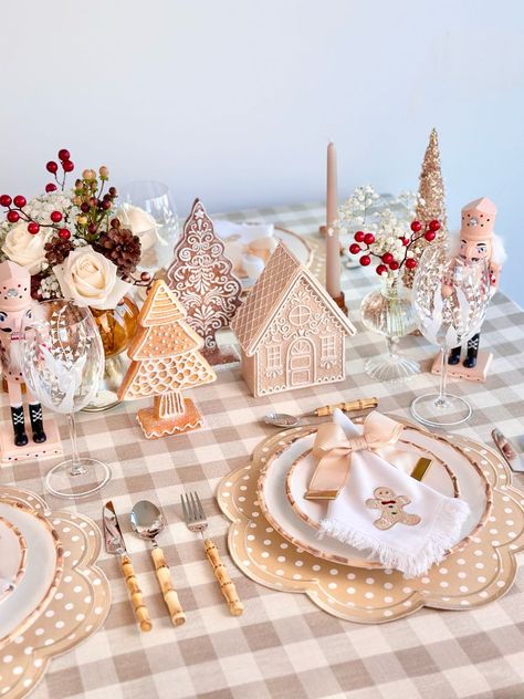 Christmas Cookies Display, Gingerbread House Table Centerpiece, Gingerbread House Tablescape, Gingerbread Party Ideas, Gingerbread Tablescape, Frost Christmas Tree, Gingerbread Centerpiece, Gingerbread Frosting, Gingerbread Nutcracker