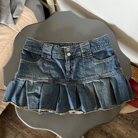 Pleated Denim Skirt, Rok Mini, Pleated Denim, Denim Skirt Outfits, Downtown Outfits, Jean Vintage, Kleidung Diy, Grunge Goth, 2000s Fashion Outfits