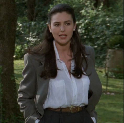 Monica Belluci La Riffa Outfits, Monica Belluci Style Casual 90s, Define Aura, Floral Dress Classy, Monica Belluci Style, Katerina Petrova, Models 90s, Tv Show Outfits, Monica Bellucci