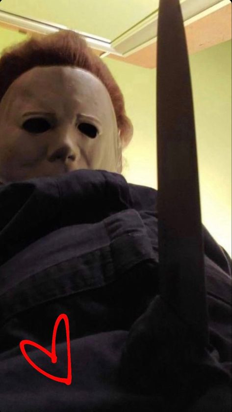 Hot Scary Movie Characters, Michael Myers Reaction Pic, Funny Horror Movie Wallpaper, Horror Movies Pics, Famous Horror Movie Characters, Michael Myers Pfp Aesthetic, Michael Myers Pfp Funny, Aesthetic Horror Pfp, Cute Michael Myers Wallpaper