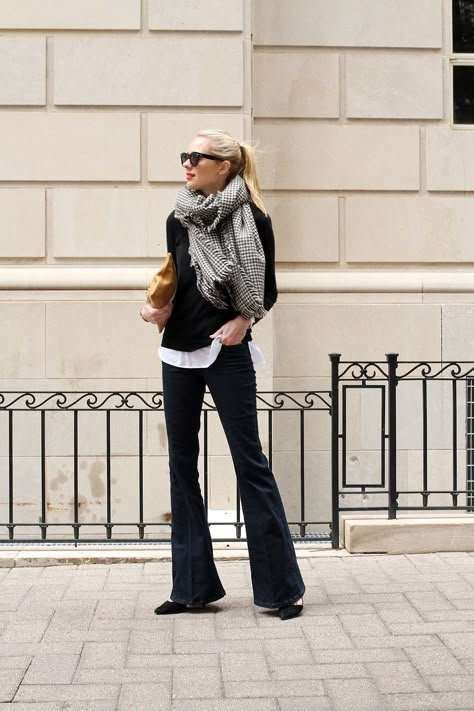 Black Flare Jeans Outfit Winter, Black Flair Jeans Outfits, Black Flare Jeans Outfit, Flare Jeans Outfit Winter, Black Denim Outfit, Flair Jeans Outfit, Flare Outfit, Flare Jeans Outfit, Black Pants Outfit