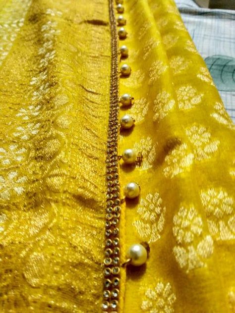 Crochet Saree Kuchu Designs, Saree Kuchu Designs Latest, Crochet Dupatta, Pearl Saree, Crochet Saree, Saree Kuch, Tassels Fashion Clothing, Tassels Saree, Saree Kuchu New Designs