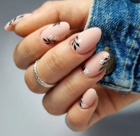 Flower Vine Nail Art, French Tip With Simple Design, Elegant Floral Nails, Boho Wedding Nails For Bride, Nude Floral Nails, Simple Floral Nail Art, Black Flower Nails, Simple Flower Nail Designs, Coral Nails With Design