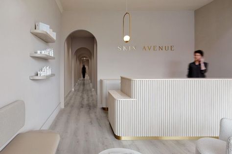 Ideas Decoracion Salon, Neon Studio, Reception Desk Counter, Desk Counter, Esthetician Room Decor, Dental Office Design Interiors, Esthetics Room, Spa Room Decor, Spa Interior Design