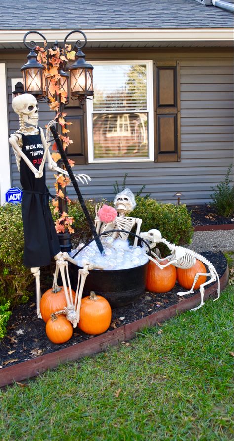 Skelton On Front Porch, Skeleton Outdoor Decor Ideas, Dress Up Skeleton Ideas, Skeleton Outdoor Decorations, Skeleton Porch Decor, Skeleton Ideas For Halloween, Outdoor Skeleton Display, Exterior Halloween Decor, Yard Skeletons