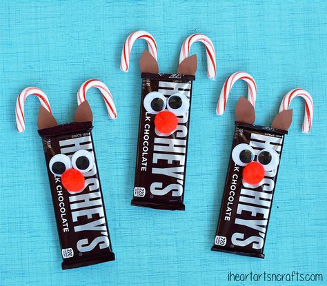 Christmas Candy Crafts, Christmas Candy Gifts, Diy Stocking Stuffers, Easy Diy Christmas Gifts, Cheap Christmas Gifts, Hershey Bar, Diy Gifts For Friends, Candy Crafts, Cheap Christmas