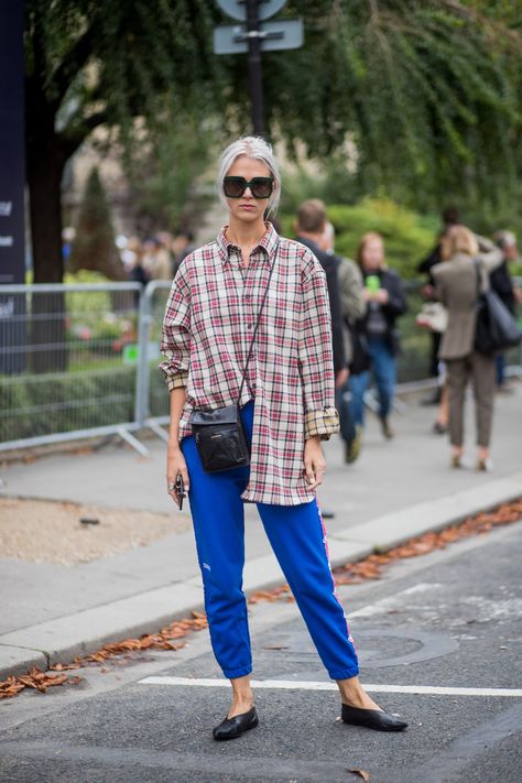 Style Your Sweatpants With a Loose Flannel and Leather Accessories Big Button Up Shirt Outfits, Plaid Button Up Shirt Outfit, Orange Flannel Outfit, Flannel Shirt Outfit, Button Down Outfit, Flannel Outfits, Practical Fashion, Everyday Pants, Alicia Vikander