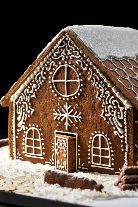 Gingerbread House Recipe, Ginger House, Gingerbread Cottage, Make A Gingerbread House, Vibeke Design, Gingerbread House Designs, Gingerbread Ideas, Gingerbread House Ideas, Gingerbread House Decorations