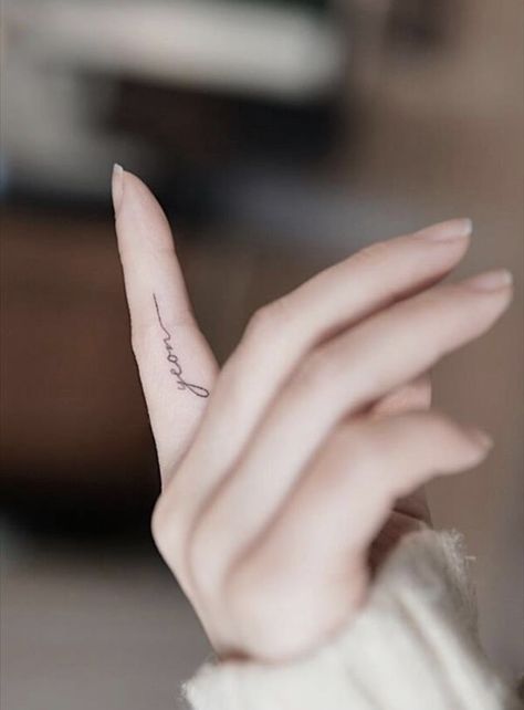 Inside Finger Tattoo, Small Finger Tattoo Ideas, Inside Finger Tattoos, Inner Finger Tattoo, Finger Tattoos Words, Flower Finger Tattoos, Tattoos Woman, Tattoos Tiny, Tiny Finger Tattoos