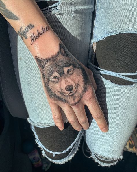 Wolf Tattoo Hand, Wolf Tattoo On Hand, Wolf Hand Tattoo, Wolf Tattoos For Women, Mens Body Tattoos, Leg Sleeve Tattoos, Leg Tattoo Ideas, Mens Body, Leg Sleeve Tattoo