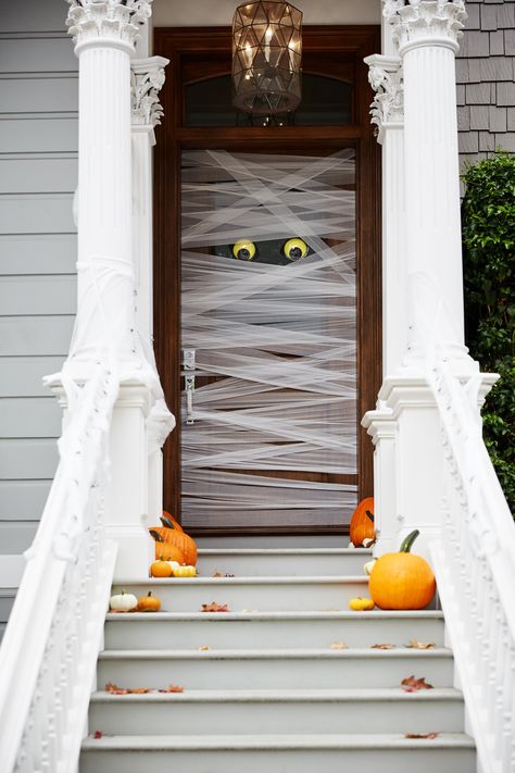 Mummy Door Mummy Door, Porta Halloween, Mummy Decorations, Cheap Halloween Decorations, Easy Diy Halloween Decorations, Halloween Front Doors, Casa Halloween, Adornos Halloween, Cheap Halloween