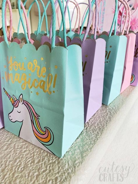 Unicorn party favor bags Unicorn Favor Bags, Desserts Birthday, Unicorn Party Ideas, Food Cups, Food Unique, Popcorn Party, Unicorn Party Favors, Children Party, Unicorn Party Decorations