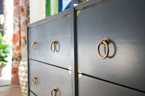 5 Maneras de hackear yu cómoda de Ikea y convertirla en única Rast Dresser Hack, Rast Dresser, Ikea Rast Dresser, Dresser Hack, Ikea Rast Hack, Milk Paint Furniture, Ikea Raskog, Side Table Makeover, Furniture Refinishing