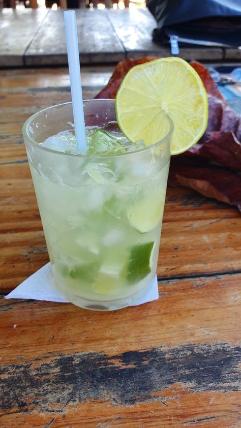 Caipirinha Fake Story, Liqueur Drinks, Story Fake, Alcohol Aesthetic, Pretty Drinks, Fake Story, Mojito, Liqueur, Glass Of Milk