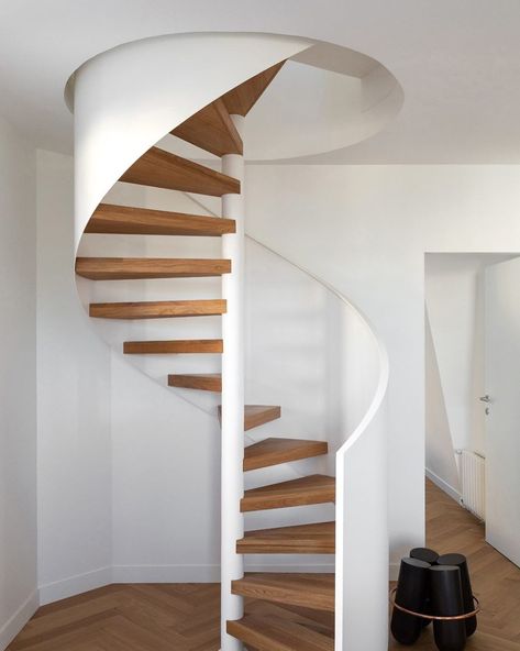 Spiral Staircase Plan, Spiral Stairs Design, Escalier Design, Duplex Design, Metal Stairs, Scandi Home, Studios Architecture, Outdoor Stairs, Spiral Stairs