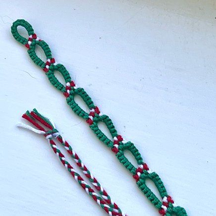 Normal pattern #161745 | BraceletBook Candy Cane Bracelet, Christmas Friendship Bracelets Patterns, Christmas Friendship Bracelet Patterns, String Bracelet Patterns, String Bracelet, Photo Bracelet, Secret Santa, Friendship Bracelet Patterns, Chain Link