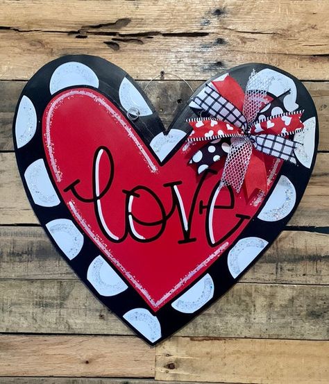 Valentine Door Hangers, Wood Heart Crafts, Crafts Valentines Day, Holiday Paintings, Valentine Door Hanger, Heart Door Hanger, Valentines Door, Crafts Valentines, Summer Porch Decor