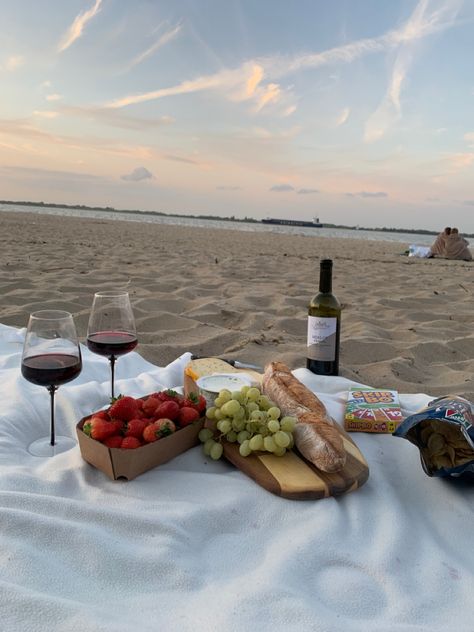 Small Beach Picnic, Picnic On Beach, Beach Picnic Date, Picnic Aesthetics, Memories Board, Wine Presentation, Beach 2024, Europe Pics, Sunset Picnic