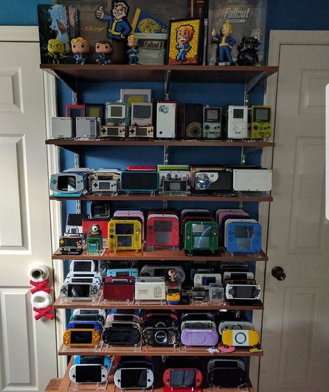 Video Game Display Ideas, Gameboy Display, Retro Gaming Room, Geek Room, Nerd Room, Retro Games Room, Handheld Video Games, Game Storage, Video Game Rooms