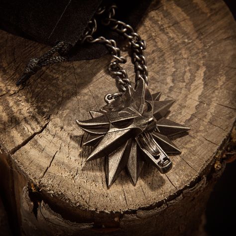 J!NX : The Witcher 3: Wild Hunt Medallion and Chain Witcher Medallion, Wild Hunter, The Witcher Game, The Witcher Geralt, The Witcher Books, Yennefer Of Vengerberg, Witcher 3 Wild Hunt, Geralt Of Rivia, Witcher 3