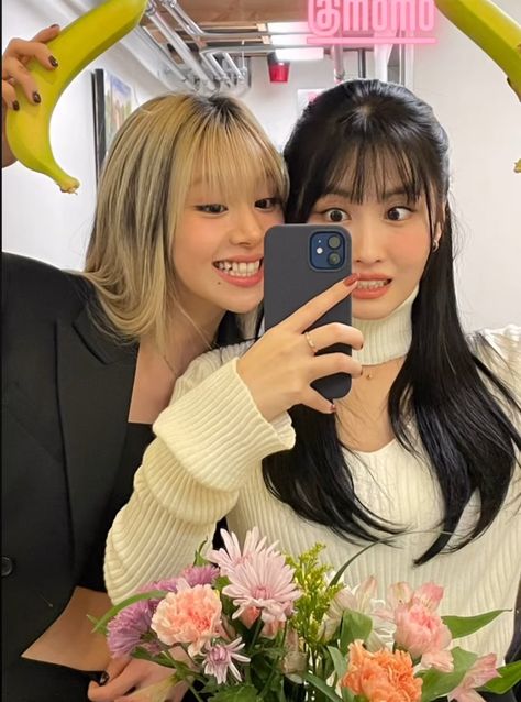 momo pics (@archiveshirai) on X Twice Songs, Twice Momo, Japanese Makeup, Sana Momo, Bestest Friend, Chaeyoung Twice, Hirai Momo, Korean Hairstyle, Korean Skincare