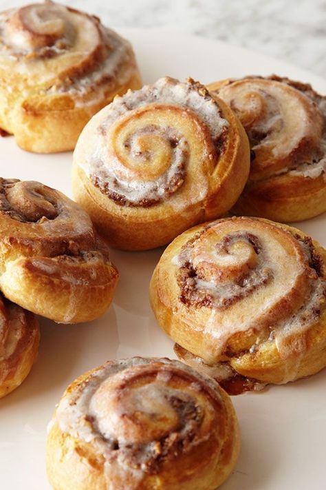 This glazed cinnamon roll recipe incorporates pecan swirls to create the ultimate breakfast recipe meets holiday brunch recipe.#brunchrecipes #breakfastrecipes #cinnamonrolls #cinnamonrollrecipes #glazedcinnamonrolls #dessertrecipes Pecan Swirls Recipe, Glazed Cinnamon Rolls, Holiday Brunch Recipes, Cinnamon Roll Recipe, Best Brunch Recipes, Berry Compote, Ultimate Breakfast, Sugar Glaze, Holiday Brunch