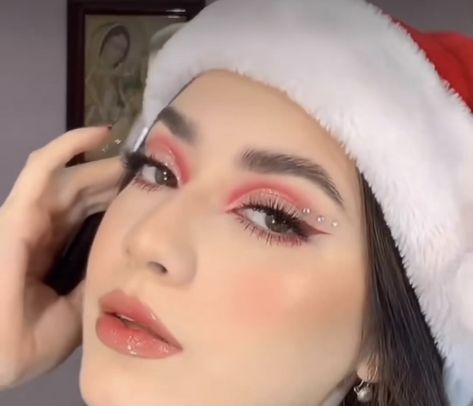 Light Christmas Makeup, Santa Makeup Looks, Simple Winter Makeup Looks, Natural Christmas Makeup Looks, Christmas Eyeshadow Looks Easy, Simple Christmas Makeup, Christmas Inspired Makeup, Santa Makeup, Easy Christmas Makeup Looks