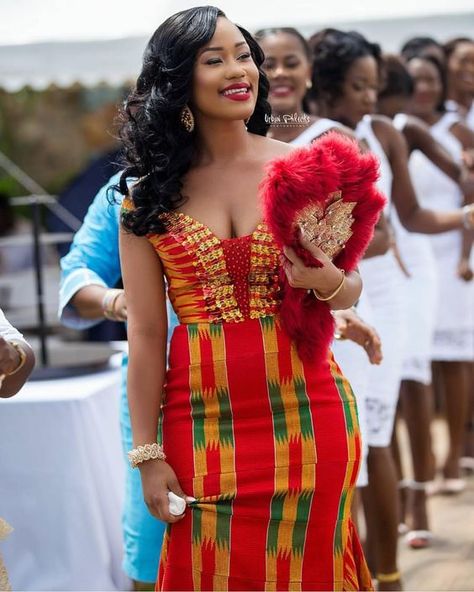 579 Likes, 3 Comments - I do Ghana (@idoghana) on Instagram: “When the bride got tewww much sauce!!! Congrats Nadia on your blessed union ✨photo @urbanphlicks…” Asoebi Style, African Kaftan, Nigerian Style, African Traditional Wedding Dress, Krobo Beads, Kente Dress, African Bride, Dresses African, African Traditional Wedding