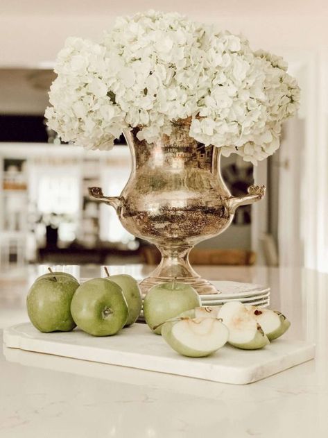 Hydrangea Centerpiece Diy, White Hydrangea Centerpieces, Hydrangea Centerpieces, Creative Centerpieces, Flower Games, Happy June, Hydrangea Centerpiece, Hydrangea Arrangements, Easter Lily