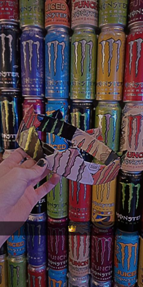 Een kroon gemaakt van gevouwen monster blikjes Monster Energy Crown, Monster Drink, Monster Crafts, Emo Stuff, Monster Energy Drink, Energy Art, Monster Can, Energy Drink, Monster Energy