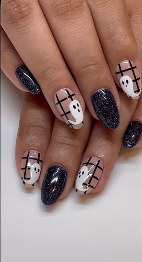 Neutral Halloween Nails, Nail Designs For Halloween, Spooky Nail Designs, Purple Halloween Nails, Pink Halloween Nails, Spooky Nail, Halloween Nail Art Ideas, Black Halloween Nails, Holloween Nails