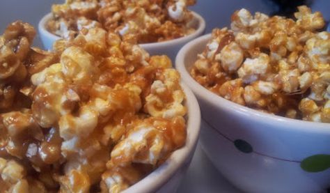 Lazy Caramel Corn Recipe No Bake Lazy Cake Cookies, Caramel Corn Easy, Carmel Popcorn, Homemade Caramel Corn, Caramel Corn Recipes, Popcorn Recipes Caramel, Baked Caramel, Easy Candy, Candy Popcorn