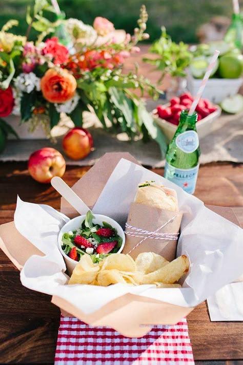 Picnic Hacks, Picnic Hack, Outdoor Entertaining Ideas, Diy Picnic, Box Lunches, Picnic Dinner, Picnic Box, Mom Lifestyle, Picnic Baskets