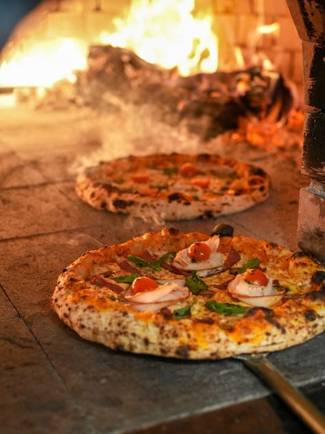 Neapolitan Pizza Photography, Pizza Ideas Aesthetic, Pizza Making Aesthetic, Pizzeria Photography, Pizza Restaurant Aesthetic, Pizzas Aesthetic, Pizza Vibes, Woodfire Pizza, Pizza Instagram