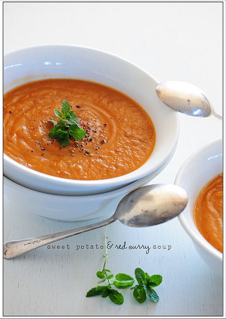 sweet potato & red curry soup Red Curry Soup, Curried Sweet Potato Soup, Sweet Potato Oven, Raw Sweet Potato, Cilantro Recipes, Sweet Potato Soup Recipes, Roasted Red Pepper Soup, Curry Soup, Thai Cooking