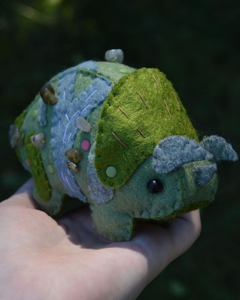 Last plush in todays update! Just a Nature Triceratops. Pattern by TypingWithTea! - #handmade #homemade #diy #sewing #felt #feltart #fiber… | Instagram Triceratops Plush Pattern, Triceratops Sewing Pattern, Felt Dragon Pattern Free, Felt Dinosaur Pattern Free, Felt Triceratops, Stegosaurus Plush, Dinosaur Sewing Pattern, Dino Crafts, Witch Familiar