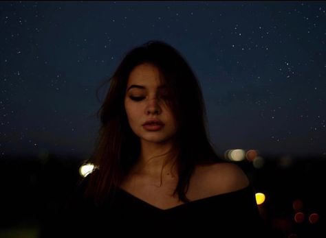 Photo shoot ideas Madelyn Cline Stranger Things, Maddie Cline, Night Photography Portrait, L Icon, Night Portrait, Madelyn Cline, Night Shot, Night Photos, Shooting Photo