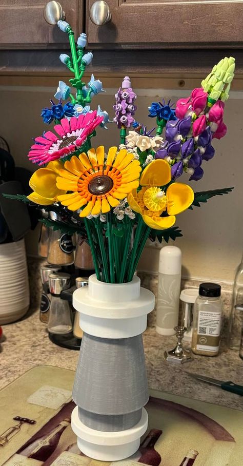 Lego Flowers In Vase, Lego Flower Vase, Lego Vase, Lego Flowers, Diy Lego, Vase Flowers, Ceramics Ideas, Wildflower Bouquet, Friends Set