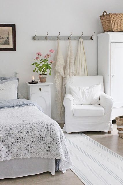 Coastal Rustic Bedroom, French Cottage Bedroom Decor, Rock Cottage, Cottage Bedrooms, Case In Stile Country, Lovely Bedroom, Vibeke Design, Guest Bedroom Design, Room Styling