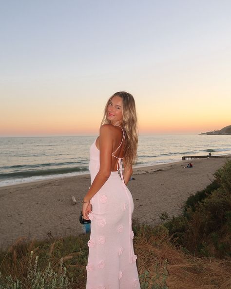 sunset pit stop 🌅🌸 Beach Sunset Pics Poses, Sunset Beach Pics Dress, Ocean Pics Instagram, Sunset Photos Instagram, Poses For Pictures In A Dress, Long Dress Beach Pics, Dress On Beach Photoshoot, Maxi Dress Picture Ideas, Cute Sunrise Pictures