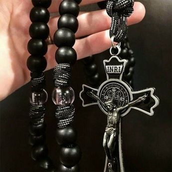 🙏The best rosaries are the ones that inspire you to pick them up and pray. Combat Rosary, Rugged Rosary, Black Monks, Paracord Rosary, Saint Medals, Monster Tattoo, Orthodox Catholic, Edc Tactical, Cross Necklaces