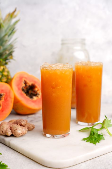 This homemade papaya juice is the ultimate healthy and refreshing summer drink! It's made with gut-healthy ingredients and is super easy to make. This recipe is cold-pressed and raw vegan. Papaya Recipes Healthy, Papaya Juice Recipe, Papaya Drink, Healthy Low Calorie Breakfast, Apple And Berry Crumble, Juice Pulp Recipes, Vegan Beverages, Holistic Nutrition Recipes, Papaya Juice