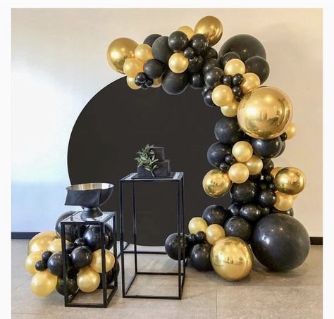 Art Creative Ideas, Wall Art Creative, Cake Table Backdrop, Graduation Party Pictures, Black And Gold Balloons, Balloon Garland Diy, Custom Table Cloth, Gold Party Decorations, Round Balloons