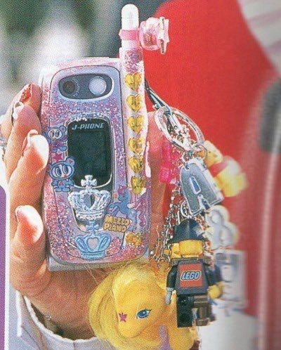 Kera Magazine, Flip Phone Aesthetic, Y2k Phone, 2000s Fashion Trends, 일본 패션, 2000s Aesthetic, Flip Phone, Flip Phones, Jolie Photo