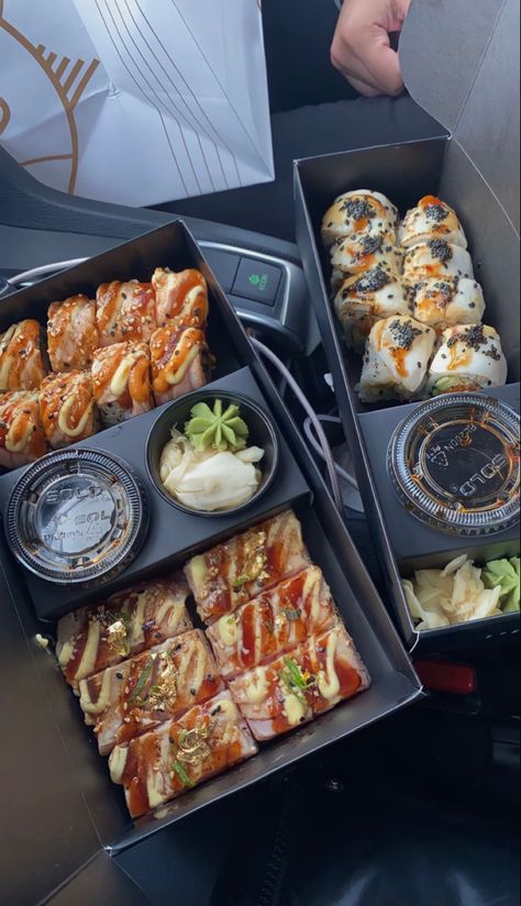 Sushi Takeaway, Japanese Food Packaging, Different Types Of Food, Takeaway Packaging, Healthy Food Motivation, Yummy Lunches, Food Goals, Food Obsession, Cafe Food