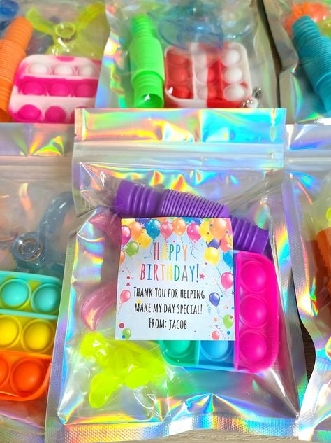 Classroom Favors For Birthday, Mini Birthday Gift Ideas, Birthday Party Gift Bags For Kids, Party Packs For Kids Goody Bags, Diy Souvenirs Birthday, Birthday Souvenir Ideas, Kids Birthday Goodie Bags, Party Favor Bags For Kids, Classroom Birthday Gifts